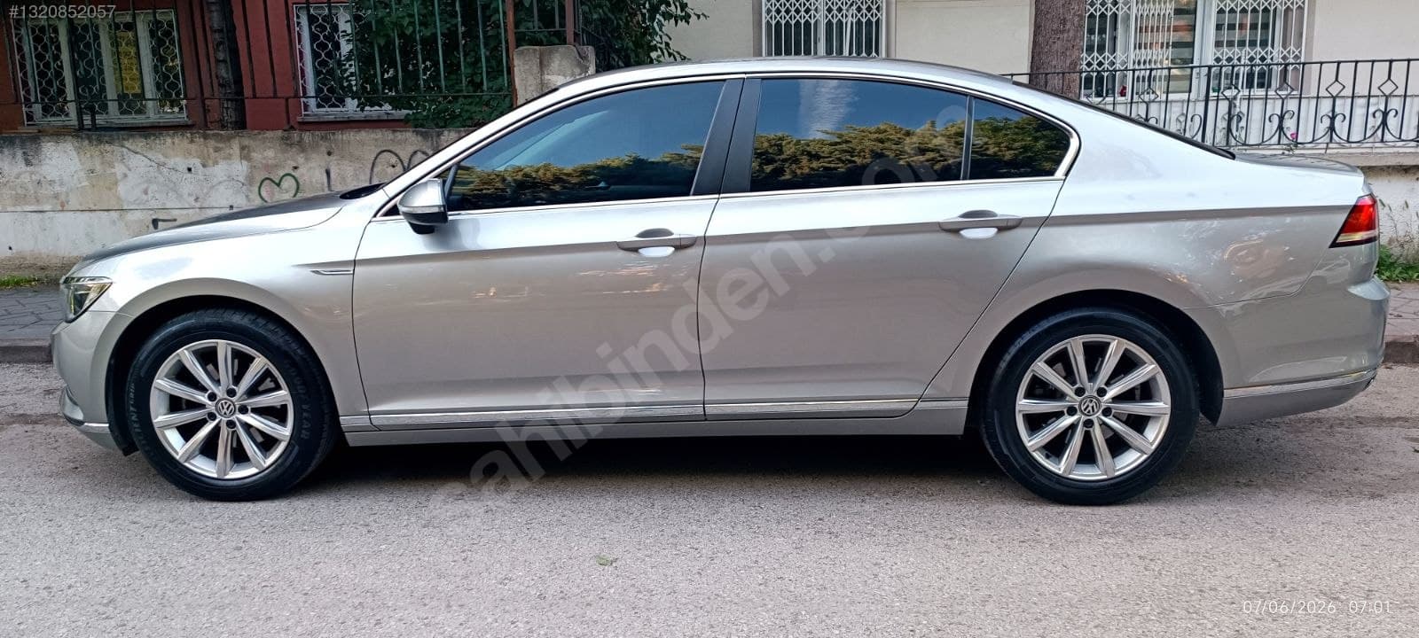 gümüş gri volkswagen passat yan profil görünümü