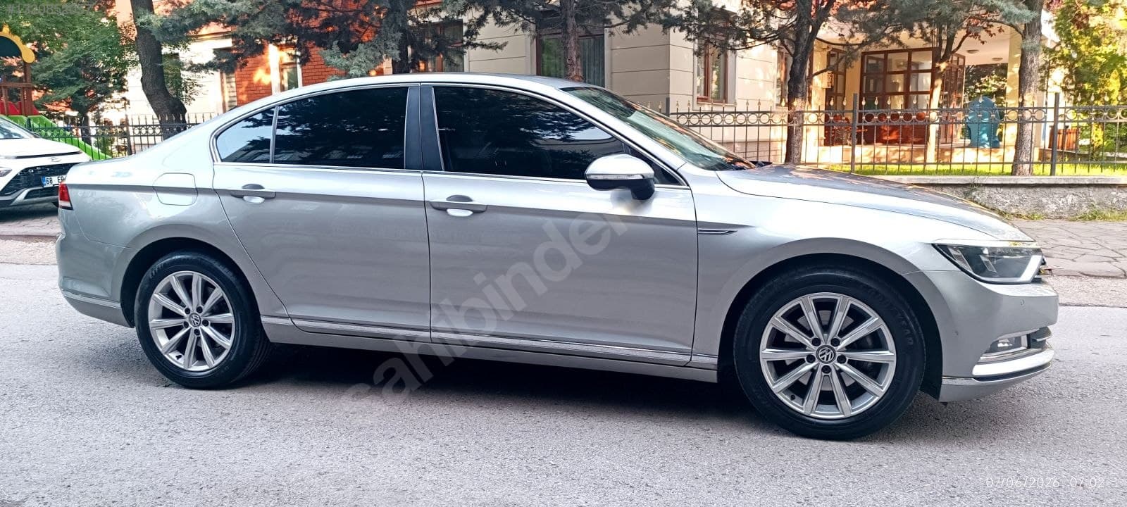 gümüş gri volkswagen passat yan profil görünümü