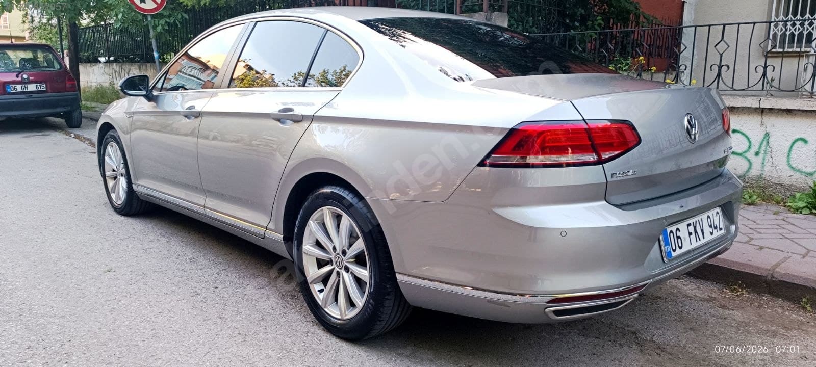 gri volkswagen passat arka çapraz görünümü