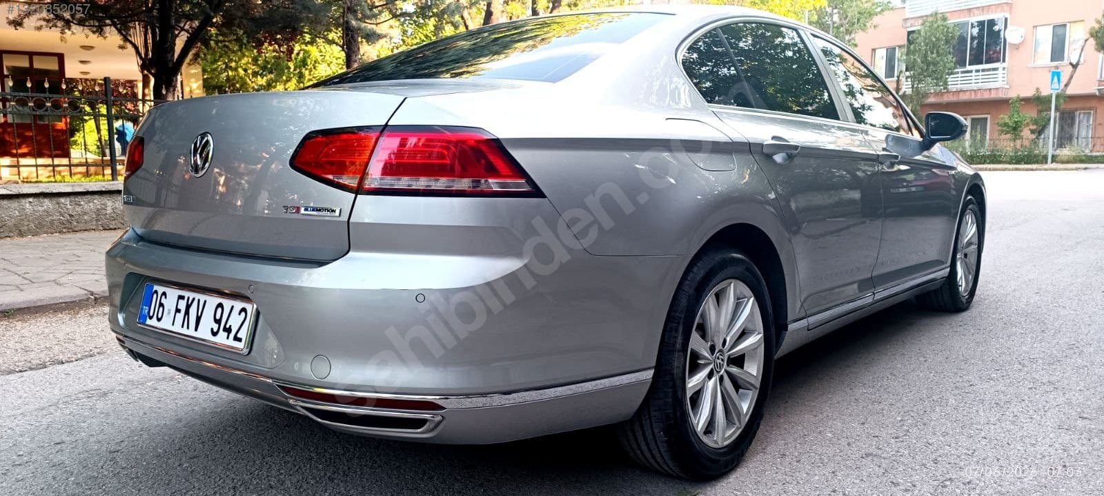 gümüş volkswagen passat arka çapraz görünümü